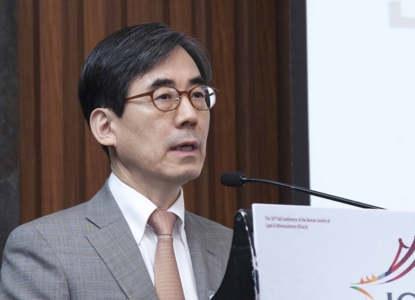 한국지질·동맥경화학회 김효수 이사장이 환영사를 하고 있다.