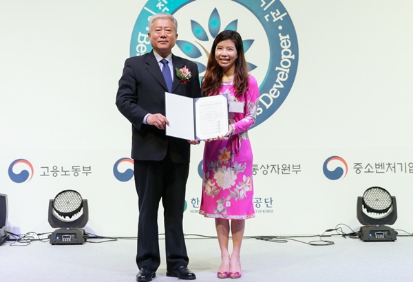 한국BMS제약 박혜선 사장이 지난 19일 서울 엘타워 그랜드홀에서 열린 '2018년 인적자원개발 우수기관 수여식’에서 수상하고 있다.