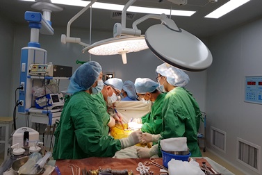 분당차병원 심혈관센터 장병철 교수가 심장병 환자 수술을 하면서, 몽골 국립병원 의사들에게 교육을 하고 있다.