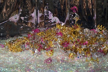 어린꽃 Young Flower, 2016-2018, 플라스틱 왕관, 철 구조물 Plastic crown, Steel structure(사진 대한치매학회 제공).