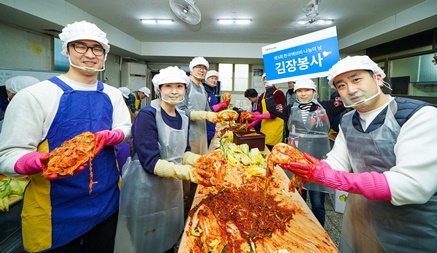 한국애브비는 5일 전직원 연말 봉사활동의 일환으로 ‘사랑의 김장 담그기 및 연탄 배달’을 진행했다.
