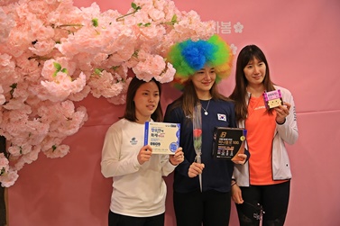 '여자 선수의 날' 행사장에 설치된 유유제약 포토월을 방문한 국가대표 여자 선수들(사진 유유제약 제공).