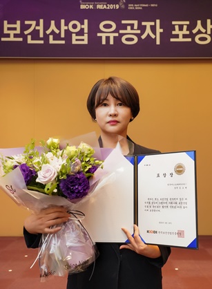 아스트라제네카 김소현 상무가 지난 18일 코엑스에서 열린 ‘제6회 BIO KOREA 보건산업 유공자 포상식’에서 한국보건산업진흥원장 표창을 수상했다.
