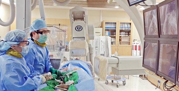 지난 9일 세브란스병원 소아심장과 의료진이 폐동맥판막 교체 중재시술을 하고 있다.