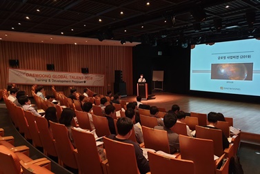 박현진 대웅제약 글로벌 사업본부장이 5월 11일 ‘글로벌 우수인재 프로그램’의 킥-오프(Kick-off)행사에서 글로벌 비전을 설명하고 있다.
