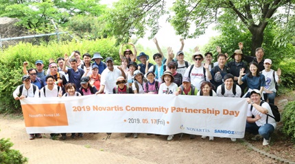 지난 17일 한국노바티스 임직원들과 조쉬 베누고팔 대표는 ‘제23회 지역사회 봉사의 날’을 맞아 나눔장애인자립센터를 방문, 시각장애인 20여명과 함께 심학산 산림공원에 봄 나들이를 나섰다.