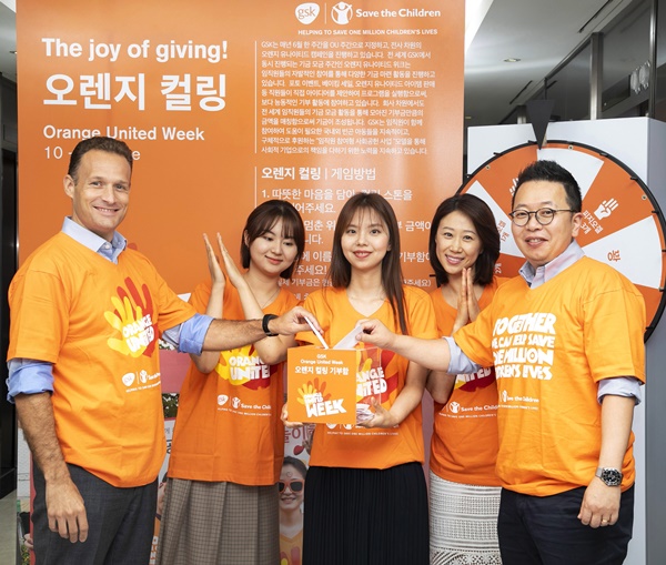 기부함에 기부증을 넣고 있는 GSK 즐리엔 샘슨 사장과 GSK CH 강상욱 사장.