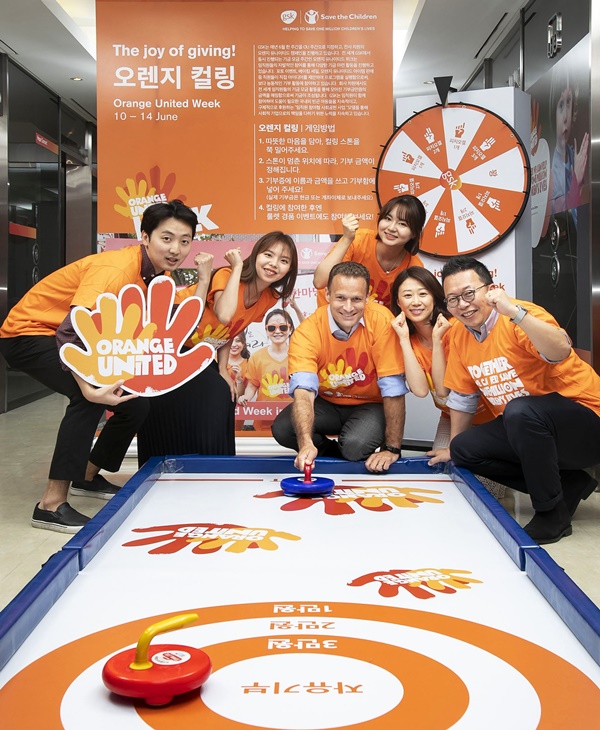 사내 모금 활동을 위한 ‘오렌지 컬링 이벤트’에 참여 중인 GSK 임직원들.