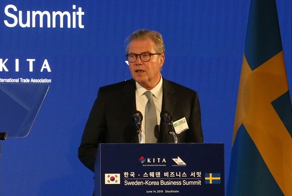 6월 14일 오후(현지 시각) 스웨덴 스톡홀름에서 열린 한국−스웨덴 비즈니스 서밋에서 레이프 요한손 아스트라제네카 회장이 향후 5년간의 투자 및 협력 계획을 발표하고 있다.