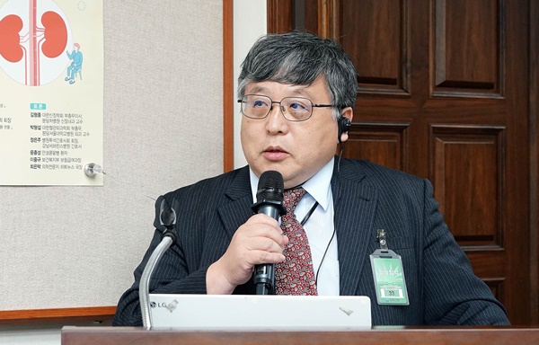 발제자 히데토모 나카모토 교수.