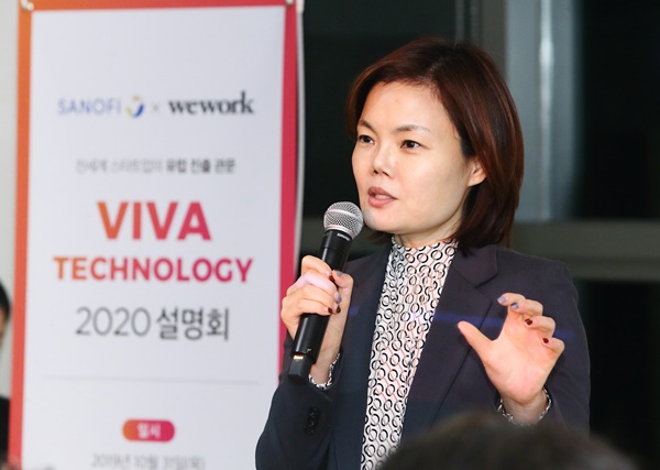 사노피-아벤티스 코리아 배경은 대표가 비바 테크놀로지 2020 설명회 환영사를 하고 있다.
