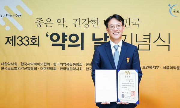 한국아스트라제네카 김상표 대표이사 사장이 11월 18일 서울 중구 웨스틴조선호텔에서 열린 ‘제33회 약의 날 기념식’에서 대통령 표창을 수상했다.