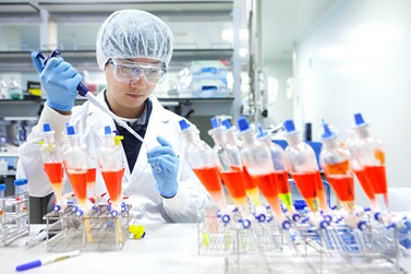 SK바이오사이언스 연구원이 백신 개발을 위한 R&D를 진행하고 있다.