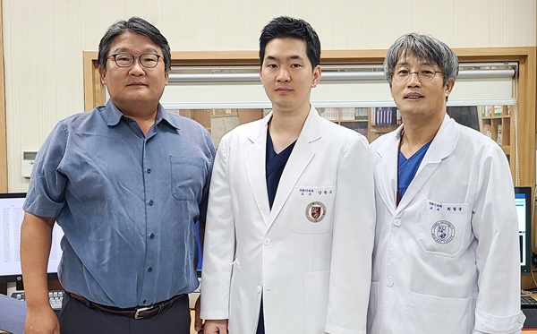 좌측부터 고려대학교 의학통계학교실 안형진 교수, 심혈관센터 강동오, 최철웅 교수.