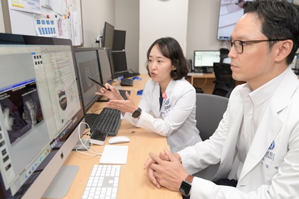 방사선종양학과 조연아 교수(좌)와 안과 김민 교수가 근접방사선치료 계획을 논의하고 있다.