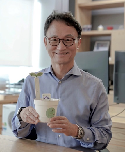한국룬드벡 오필수 대표가 ‘책상 위 작은 약국’ 사내행사에 참여하기 위해 직접 심은 반려식물 화분을 들고 있다.