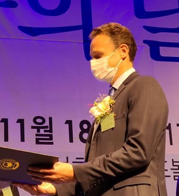 제34회 약의 날 기념식에서 국무총리 표창을 받는 GSK 한국법인 줄리앤샘슨 사장