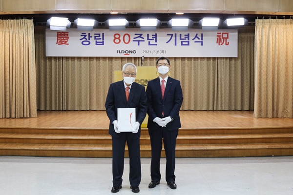 윤원영 일동홀딩스 회장(왼쪽)과 윤웅섭 일동제약 사장이 ‘일동제약그룹 80년사’를 들고 기념 촬영을 하고 있다.