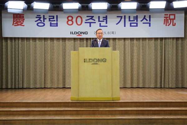 박대창 일동홀딩스 사장이 일동제약그룹 창립 80주년 기념식에서 기념사를 하고 있다.