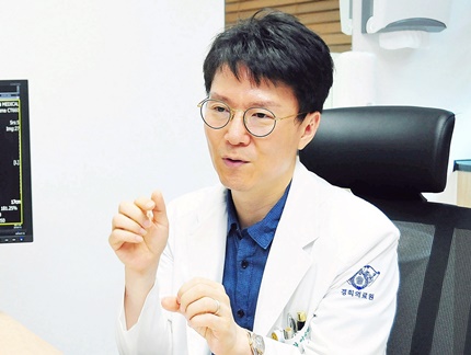 경희대병원·후마니타스암병원 호흡기알레르기내과 이승현 교수가 폐암 치료계획에 대해 설명하고 있다.