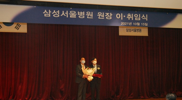 박승우 신임 원장(왼쪽)과 권오정 명예 원장(오른쪽).