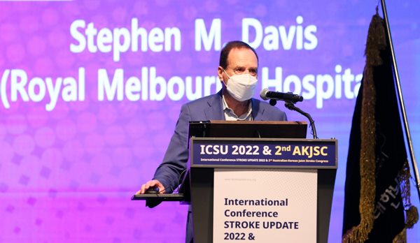호주 로얄 멜버른 병원 Stephen M Davis 교수가 기조 강연을 하고 있다.