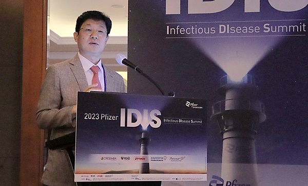 한국화이자제약 프리베나®13 ‘IDIS (Infectious Disease Summit)’ 심포지엄 연자 권기태 교수.