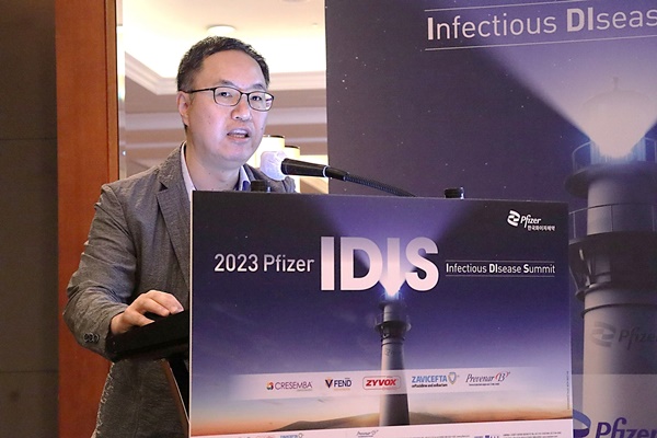 한국화이자제약 프리베나®13 ‘IDIS (Infectious Disease Summit)’ 심포지엄 연자 신정환 교수.