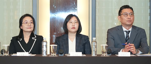 모더나코리아 기자간담회에서 (왼쪽부터) 손지영 대표, 노지윤 교수, 김희수 부사장이 질의 응답을 하고 있다.