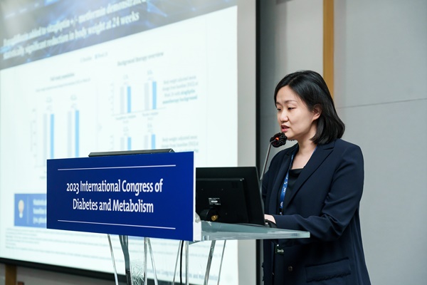 한국아스트라제네카는 21일 경주화백컨벤션센터에서 개최된 2023 대한당뇨병학회 연례 국제학술대회(ICDM)에서 시다프비아에 대한 런천 심포지엄을 진행했다. 김혜진 아주대학교병원 내분비대사내과 교수가 발표하고 있다.