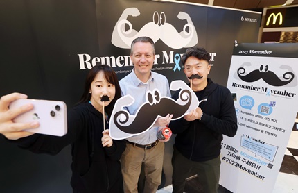 한국노바티스 임직원들은 여의도 ifc몰에서 시민들과 함께 전립선암 인식 개선을 위한 모벰버(Movember) 캠페인을 진행했다.